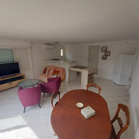 Appartement Calme En Rez De Villa Avec Jardin Vence Exterior foto